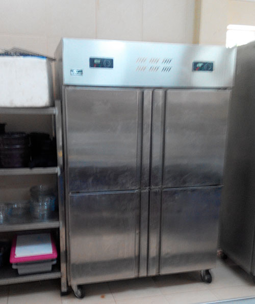 Tủ đông inox trong nhà bếp