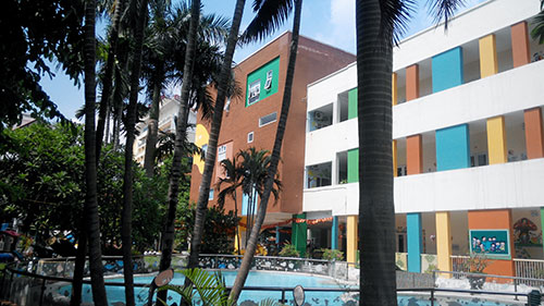 Bể bơi trong trường