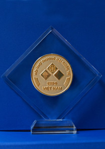 Ngoài chứng nhận sản phẩm Deton còn nhận được cúp vàng VN Expo 2011