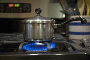 Kiểm tra dây dẫn bếp gas định kỳ để đảm bảo an toàn cho gia đình 