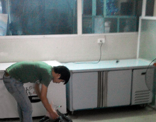 Khách hàng kiểm tra bàn mát