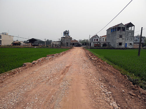 Đường vào khu chăn nuôi quân đoàn 2 cách cầu Thảo hơn 1km đường đi khá khó khăn