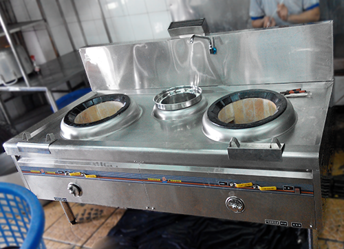 Nhân viên anybuy lắp đặt bếp cho khách hàng