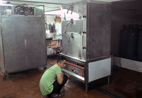 Nhân viên ANYBUY đang lắp đặt vận hành tủ hấp hải sản cho nhà hàng
