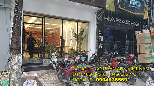 Phía trước nhà hàng