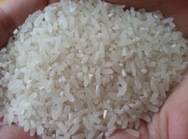 Loại gạo khô dáo nhựa tức thóc để lâu mới có thể làm bánh được